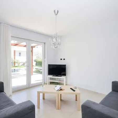 Ahatli Sleeps 6 Pool Air Con 빌라